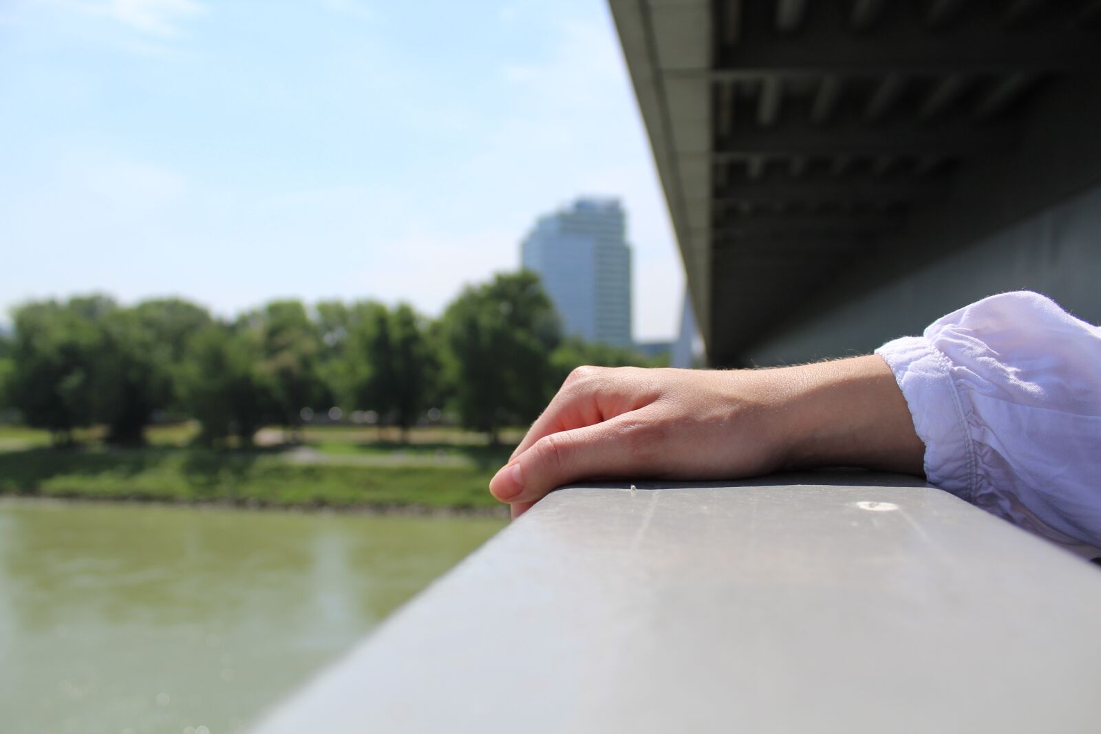 Canon EOS 1300D (EOS Rebel T6 / EOS Kiss X80) sample photo. Arm, bridge, river photography