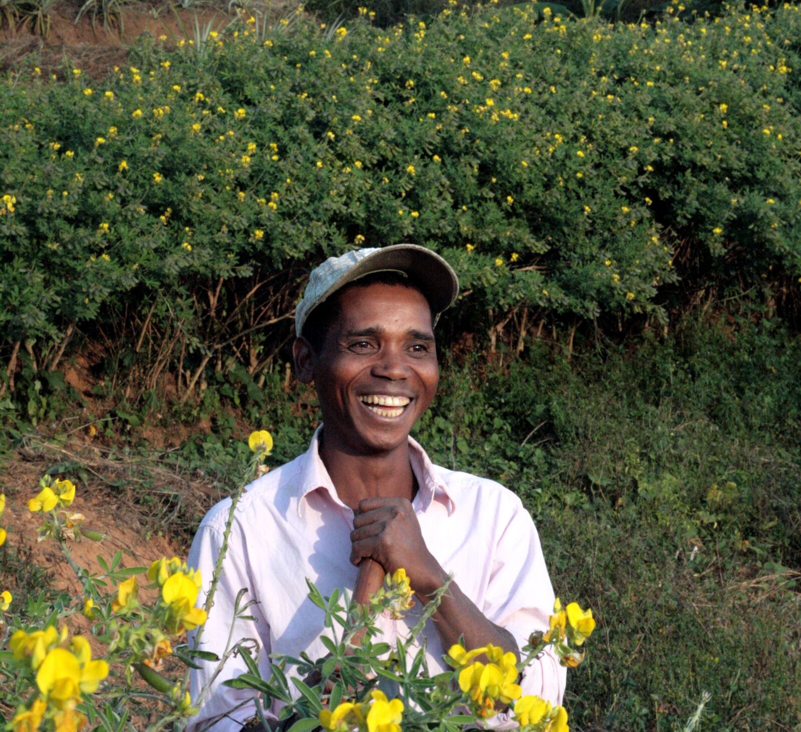 Canon EOS 400D (EOS Digital Rebel XTi / EOS Kiss Digital X) sample photo. African, man, smile, flowered photography