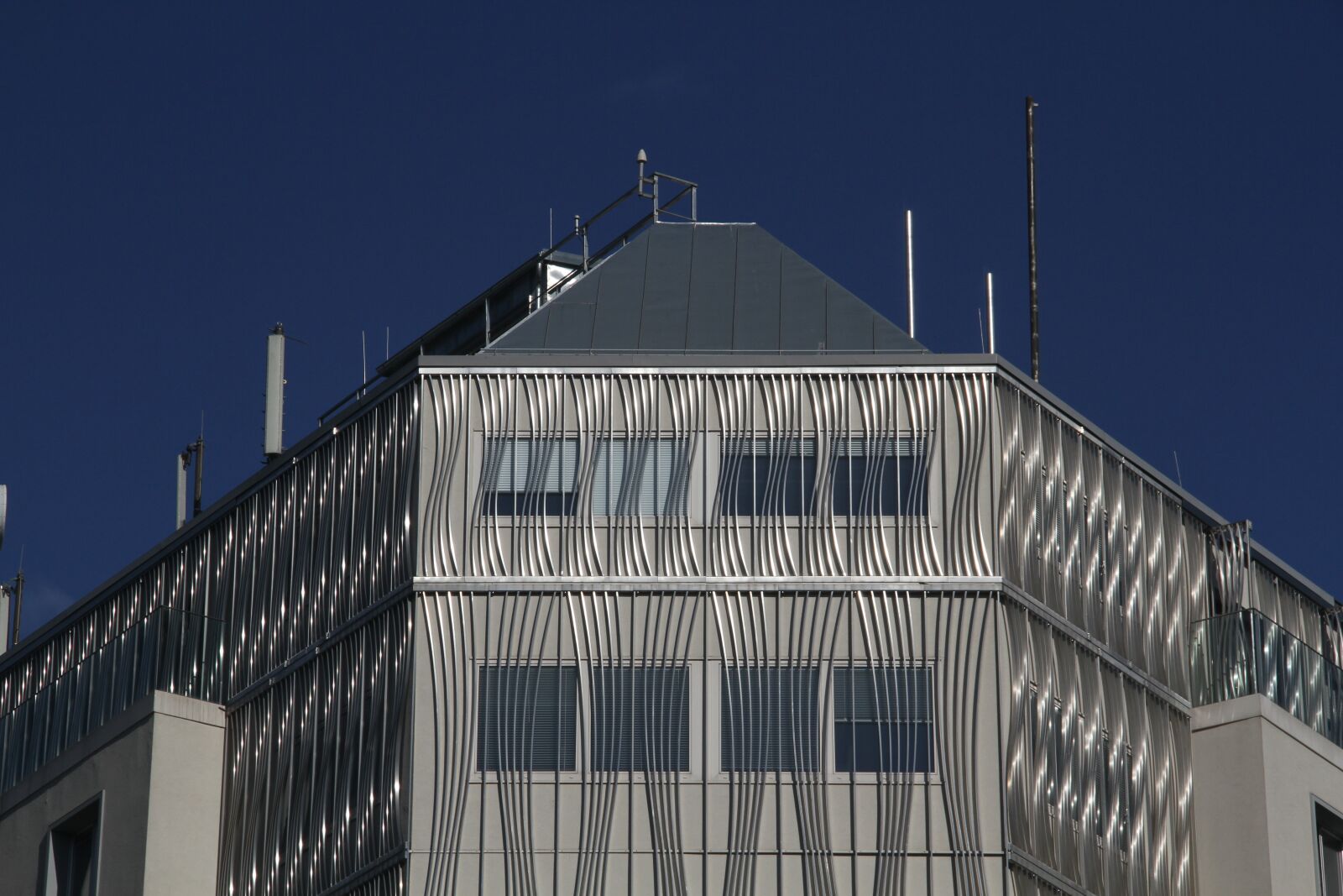 Canon EOS 7D sample photo. Building, shiny, roof photography