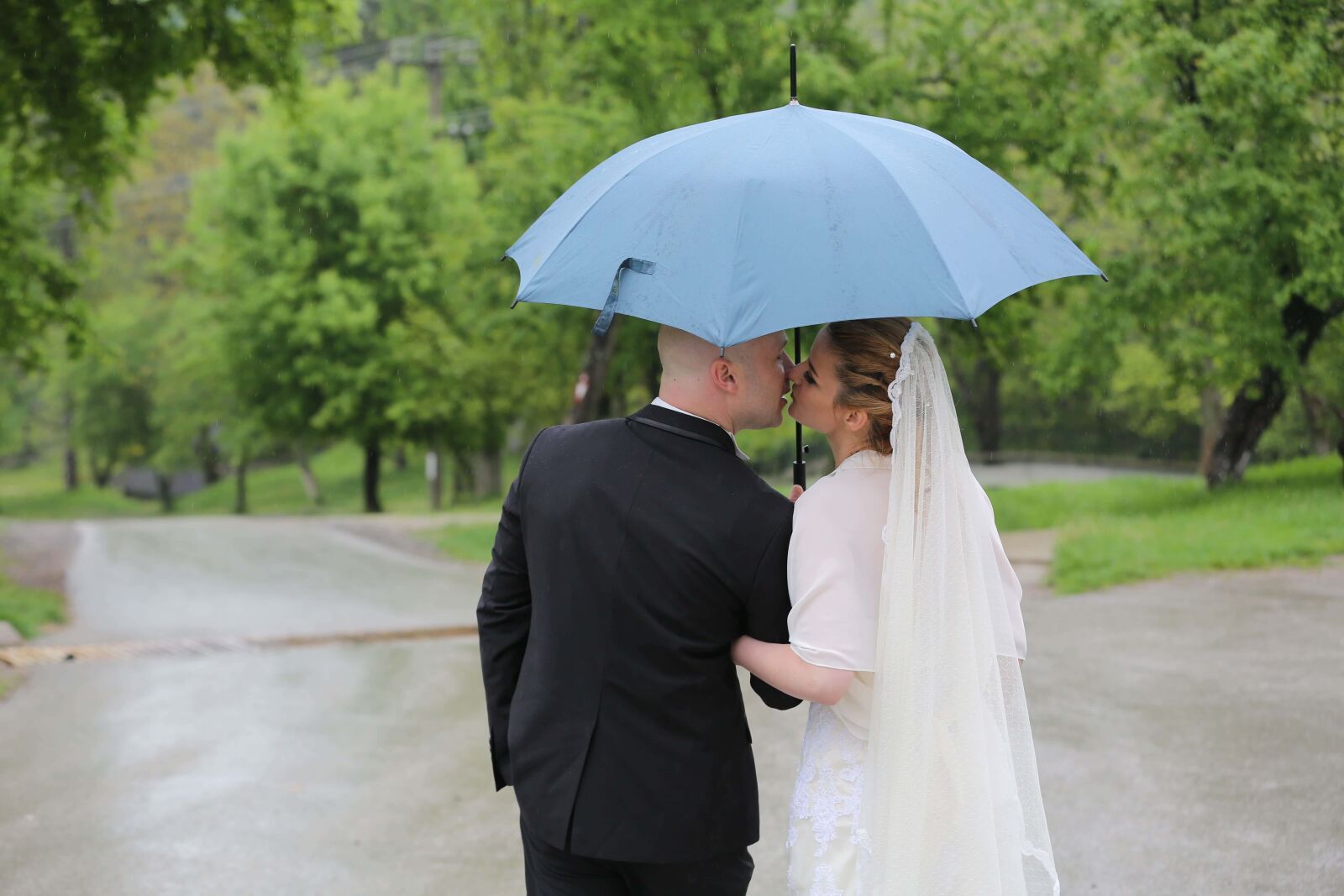 Canon EOS 5D Mark III sample photo. Kiss, umbrella, wife, groom photography