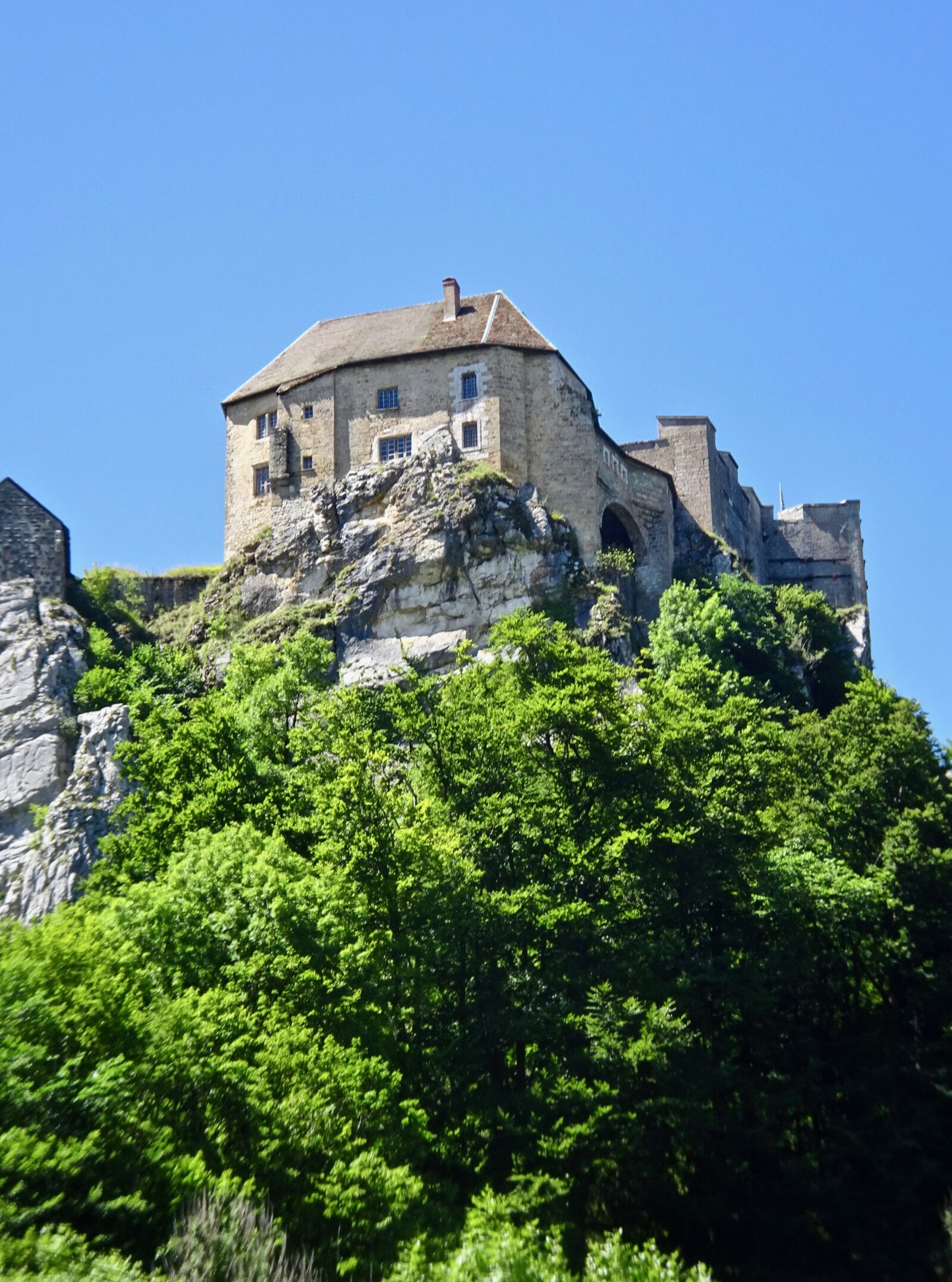 Sony Cyber-shot DSC-HX90V sample photo. Castle, peak, medieval photography