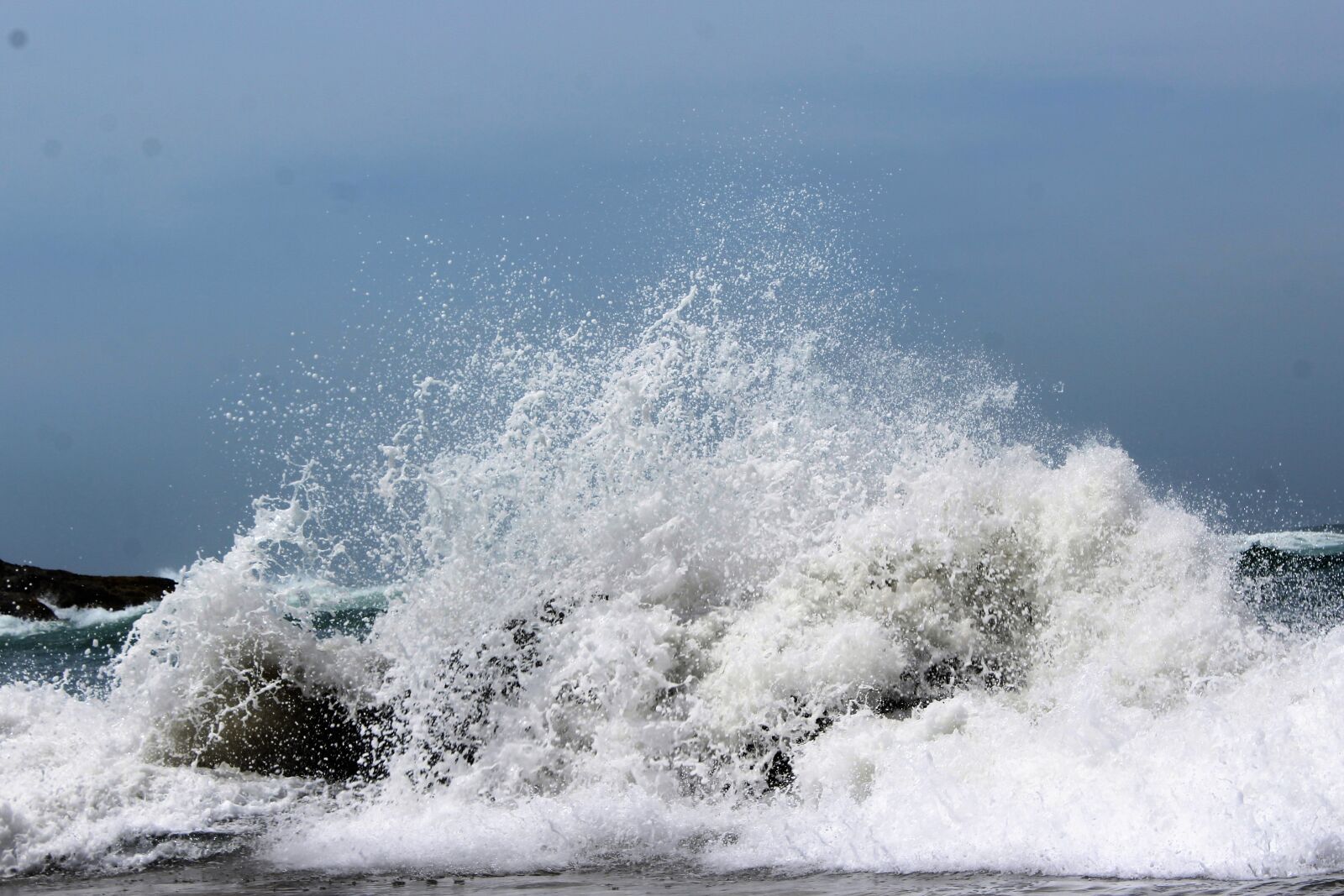 Canon EOS 1200D (EOS Rebel T5 / EOS Kiss X70 / EOS Hi) sample photo. Coast, crashing, oregon, waves photography