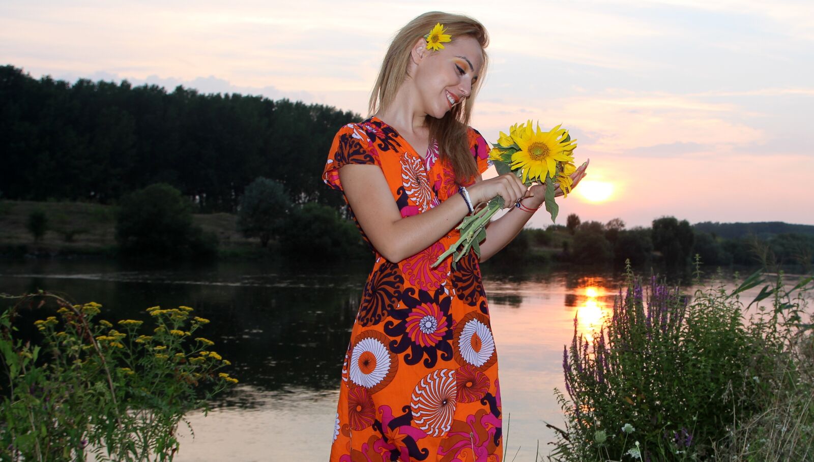 Canon EOS 700D (EOS Rebel T5i / EOS Kiss X7i) sample photo. Girl, sunset, sunflower photography