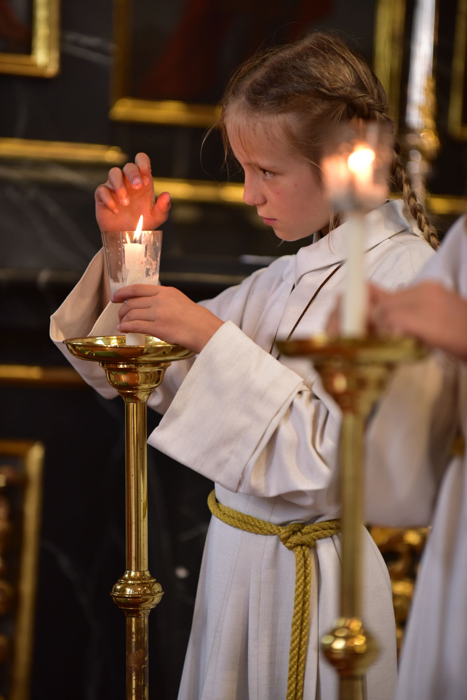 Nikon D810 sample photo. Corpus christi, ministrantin, candle photography