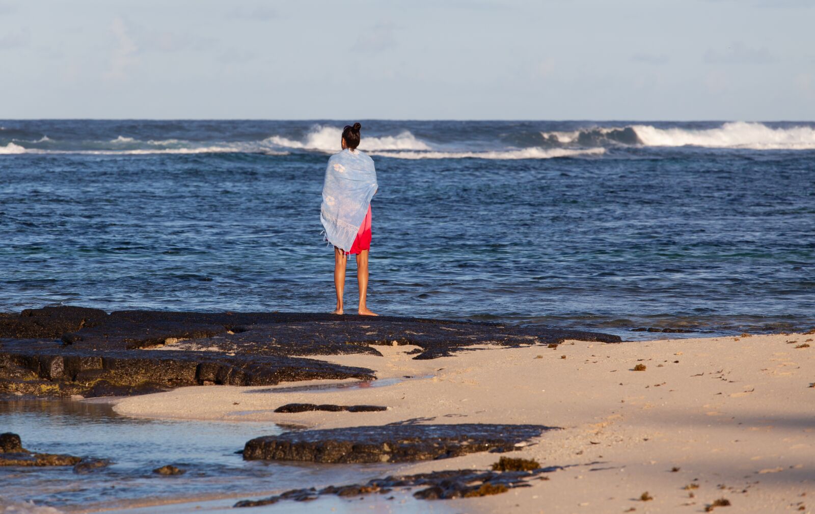 Canon EF 70-200mm F4L USM sample photo. Woman looking at sea photography