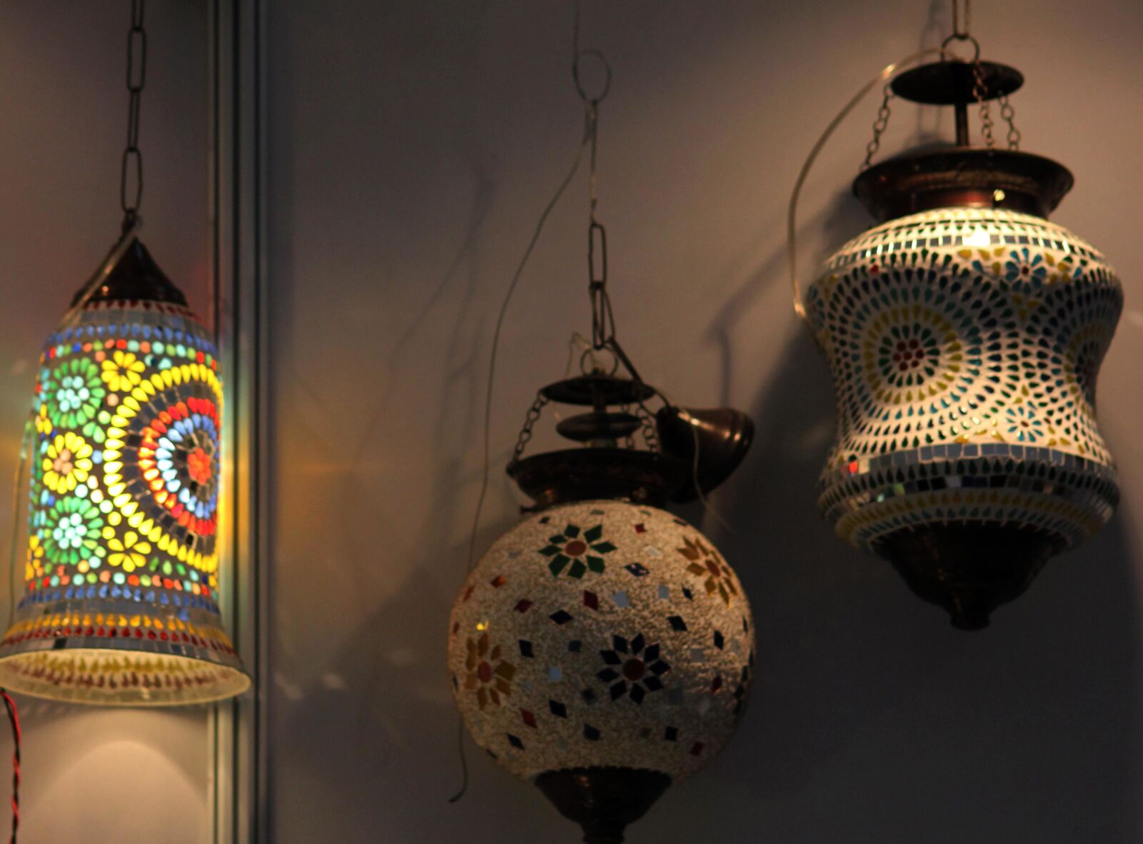 Canon EOS 550D (EOS Rebel T2i / EOS Kiss X4) sample photo. Lantern, light, object, colorful photography