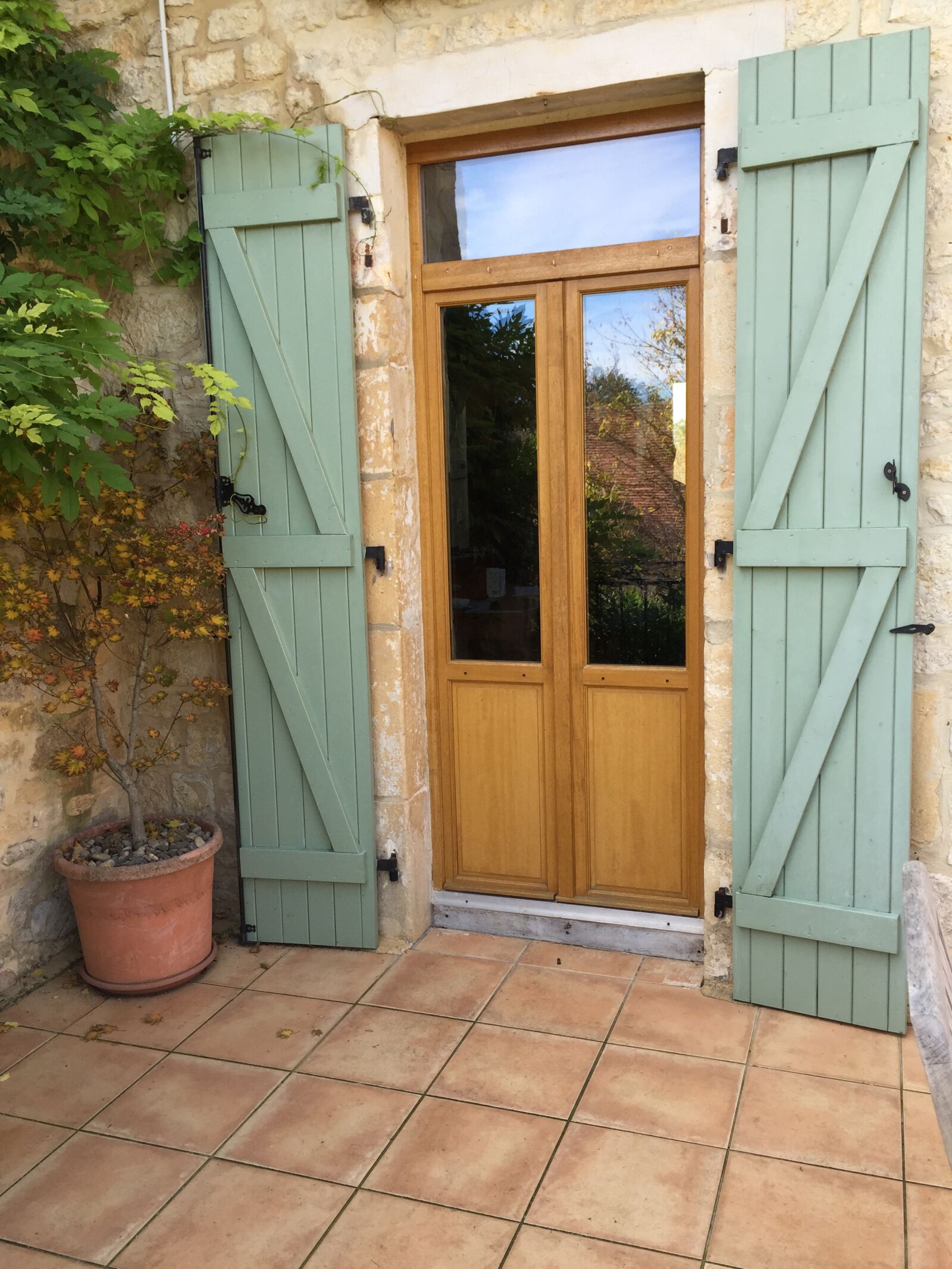 iPhone 6 back camera 4.15mm f/2.2 sample photo. French, france, farm house photography