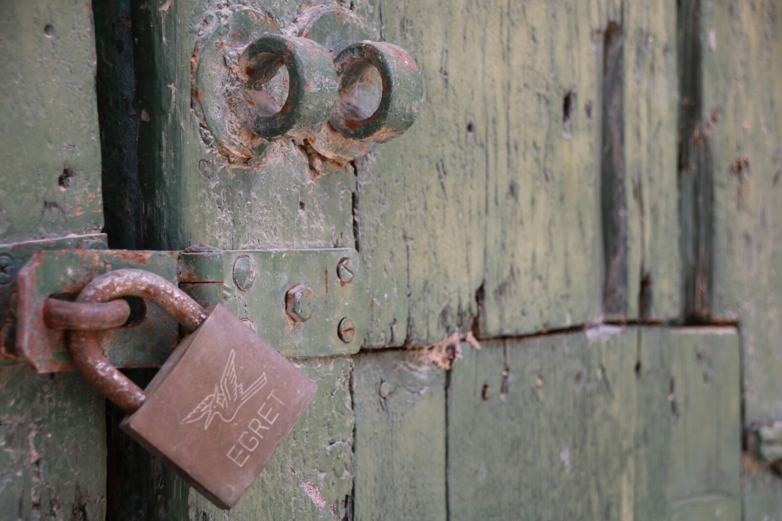 Canon EOS 750D (EOS Rebel T6i / EOS Kiss X8i) sample photo. Lock, wood, door photography