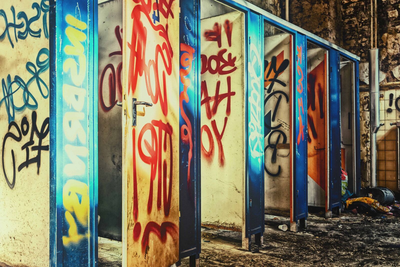 Nikon D3300 sample photo. Graffiti, outdoor, old, toilet photography