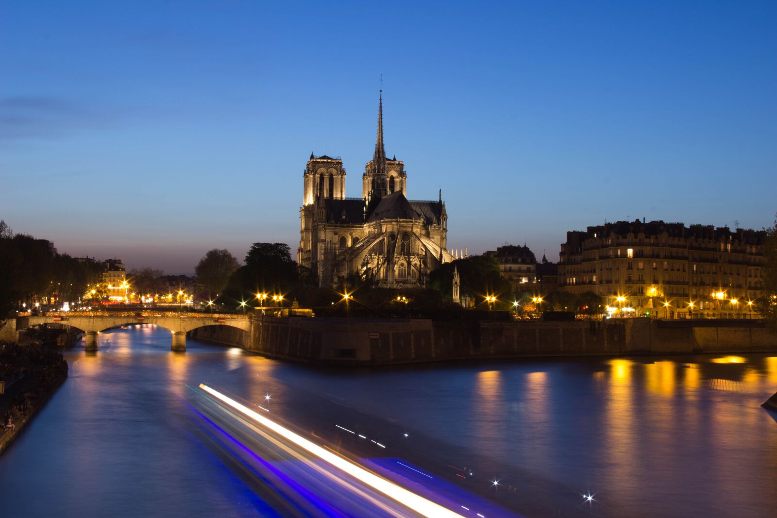 Canon EF-S 18-135mm F3.5-5.6 IS sample photo. Paris, summer, our lady photography