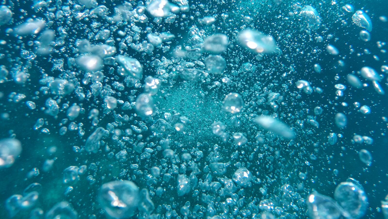 HTC RE sample photo. Air bubbles, sea, water photography