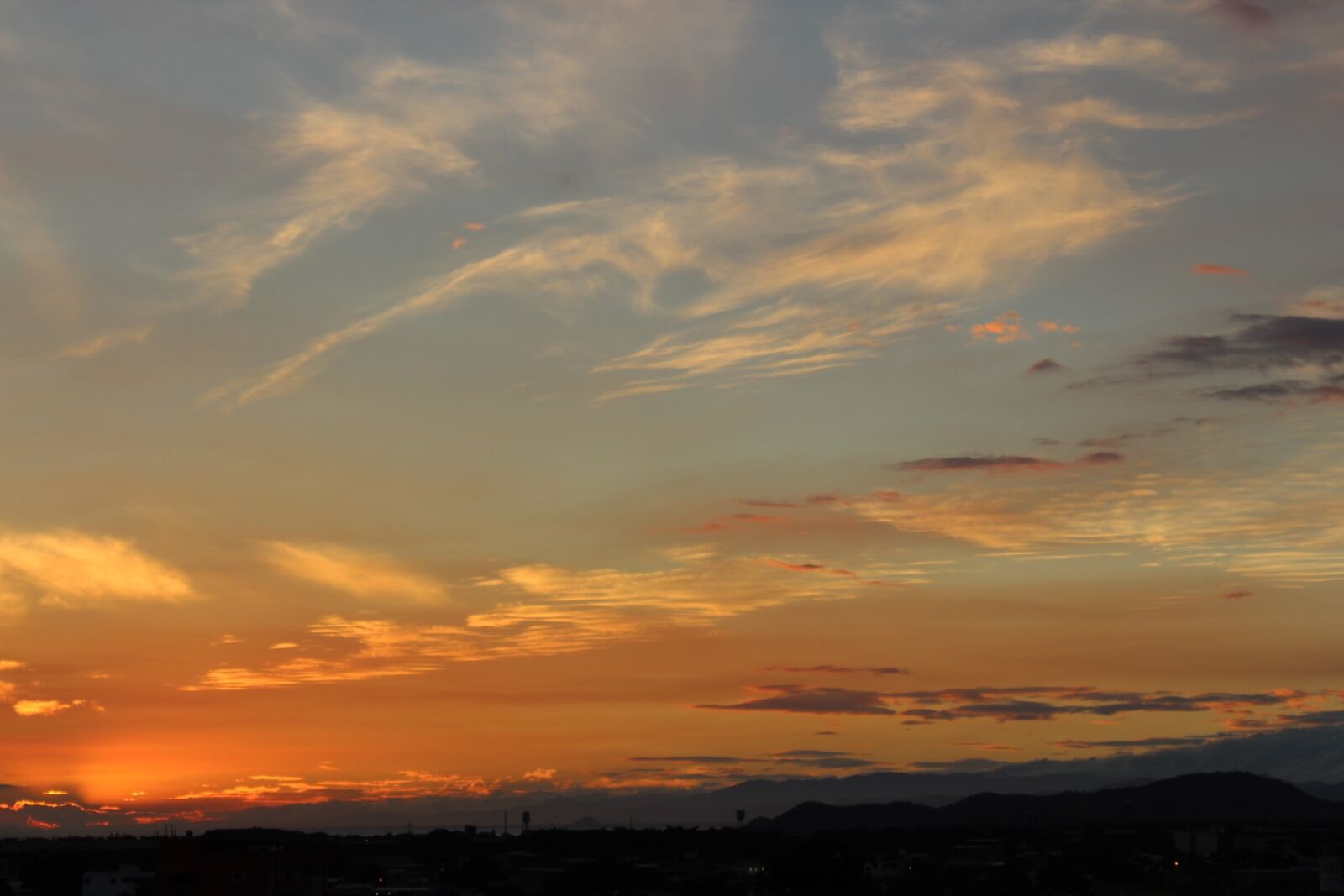 Canon EOS 1300D (EOS Rebel T6 / EOS Kiss X80) sample photo. Sunset, sky, clouds photography