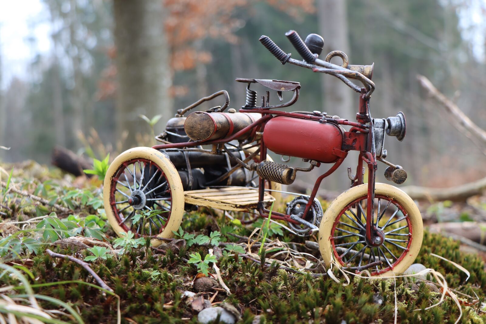 Canon EF-S 18-135mm F3.5-5.6 IS USM sample photo. Miniature, motorcycle, toys photography