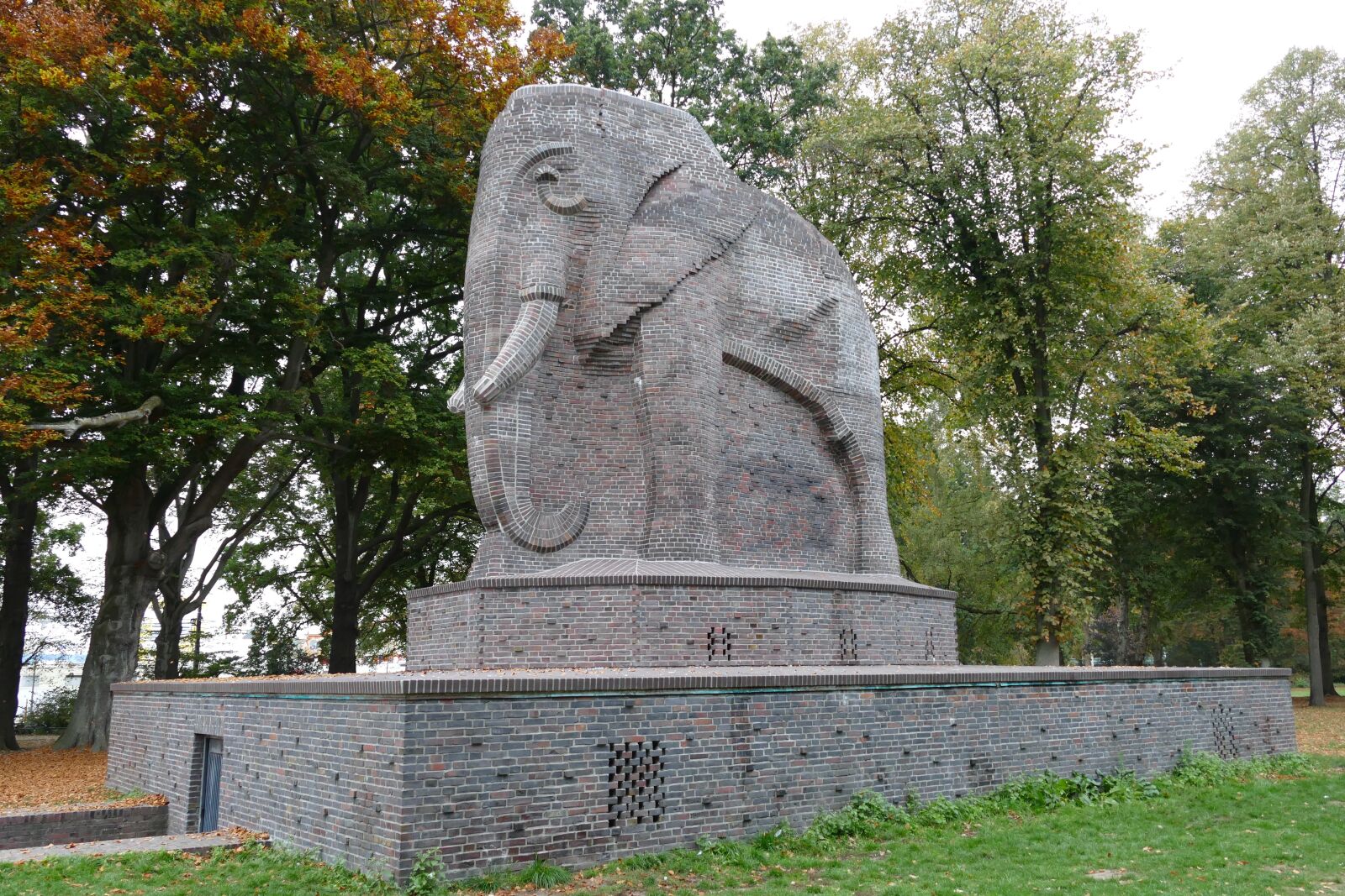 Panasonic Lumix DMC-FZ1000 sample photo. Bremen, monument, park photography