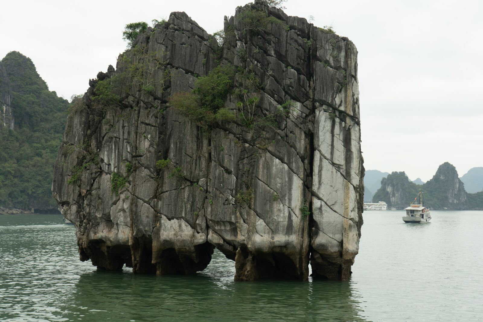 Sony a7 II + Sony FE 28-70mm F3.5-5.6 OSS sample photo. Halong bay, rock, vietnam photography