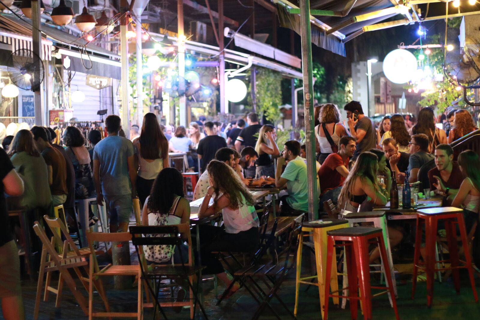 Canon EOS 7D Mark II sample photo. People, city, night photography