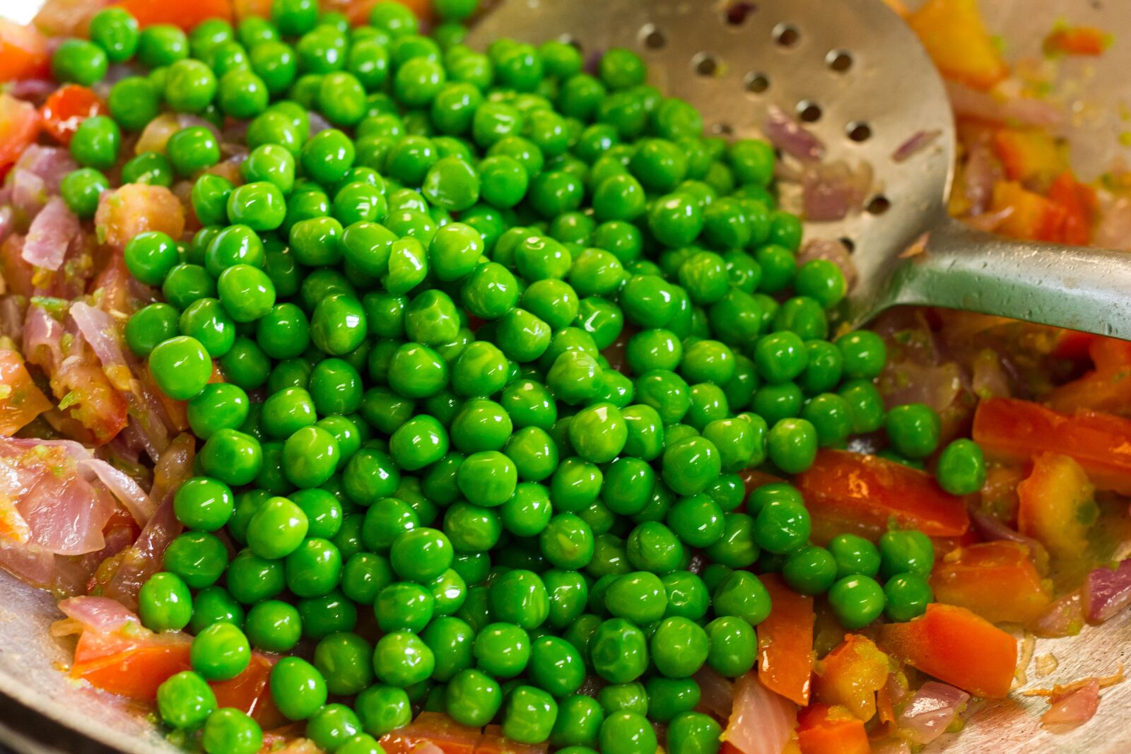 Canon EOS 550D (EOS Rebel T2i / EOS Kiss X4) sample photo. Cooking, peas, tomato photography