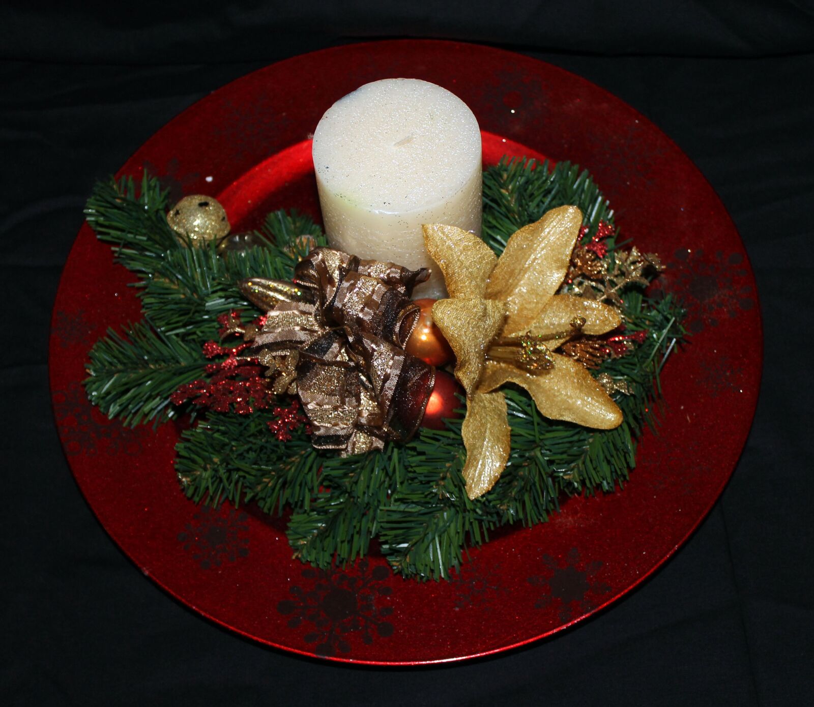 Canon EOS 1100D (EOS Rebel T3 / EOS Kiss X50) sample photo. Plate, candle, red photography