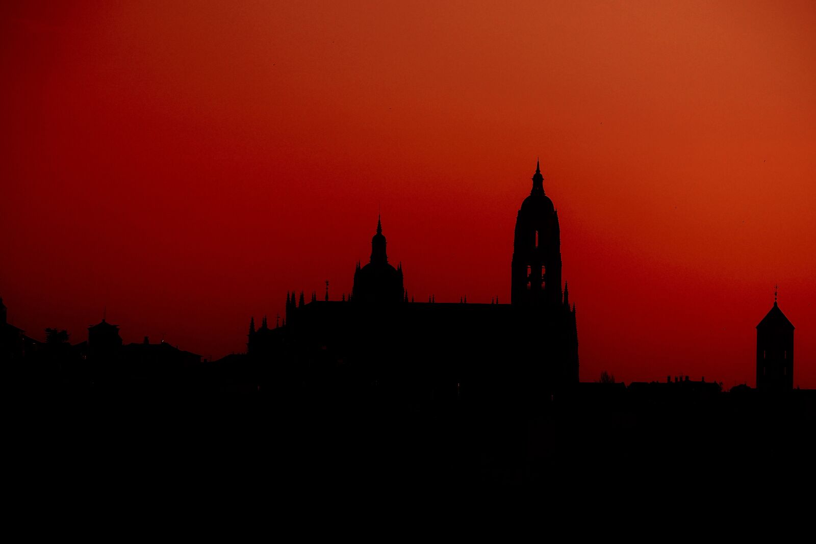 Olympus OM-D E-M10 II sample photo. Silhouette, cathedral, segovia photography