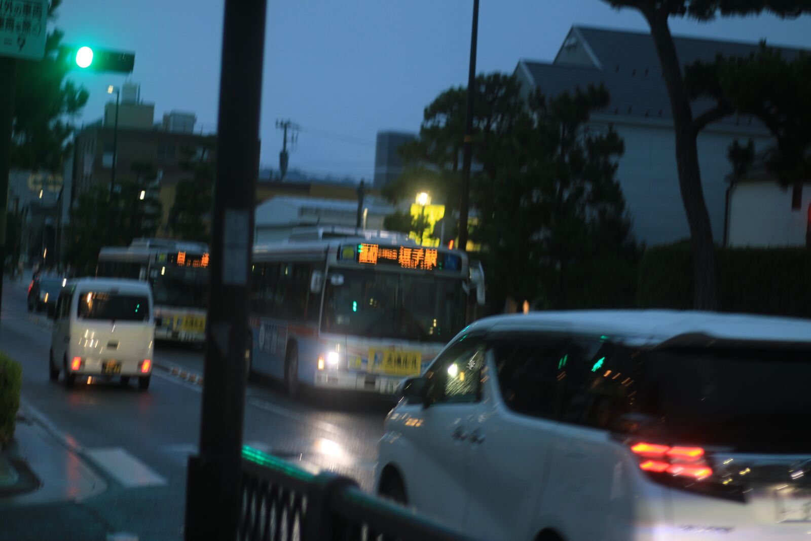 Canon EOS 70D + Canon EF 50mm F1.8 STM sample photo. Kamakura, bus, it's raining photography