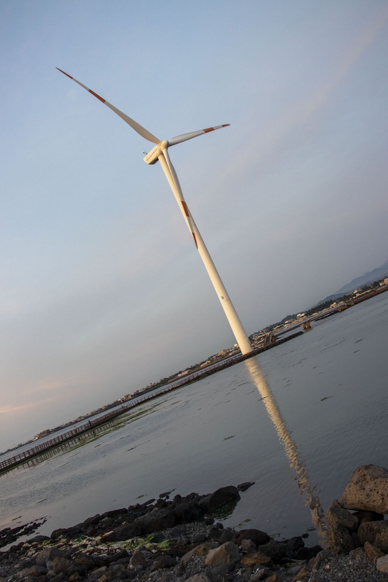Canon EOS 200D (EOS Rebel SL2 / EOS Kiss X9) sample photo. Windmill, sea, landscape photography