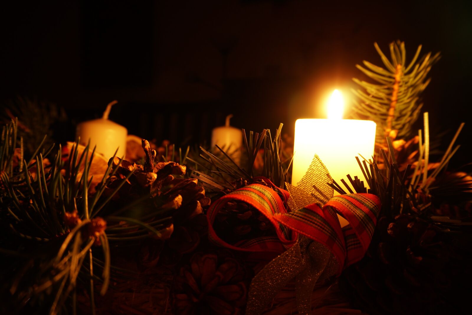 Sony E 16-50mm F3.5-5.6 PZ OSS sample photo. Advent, candle, the darkness photography