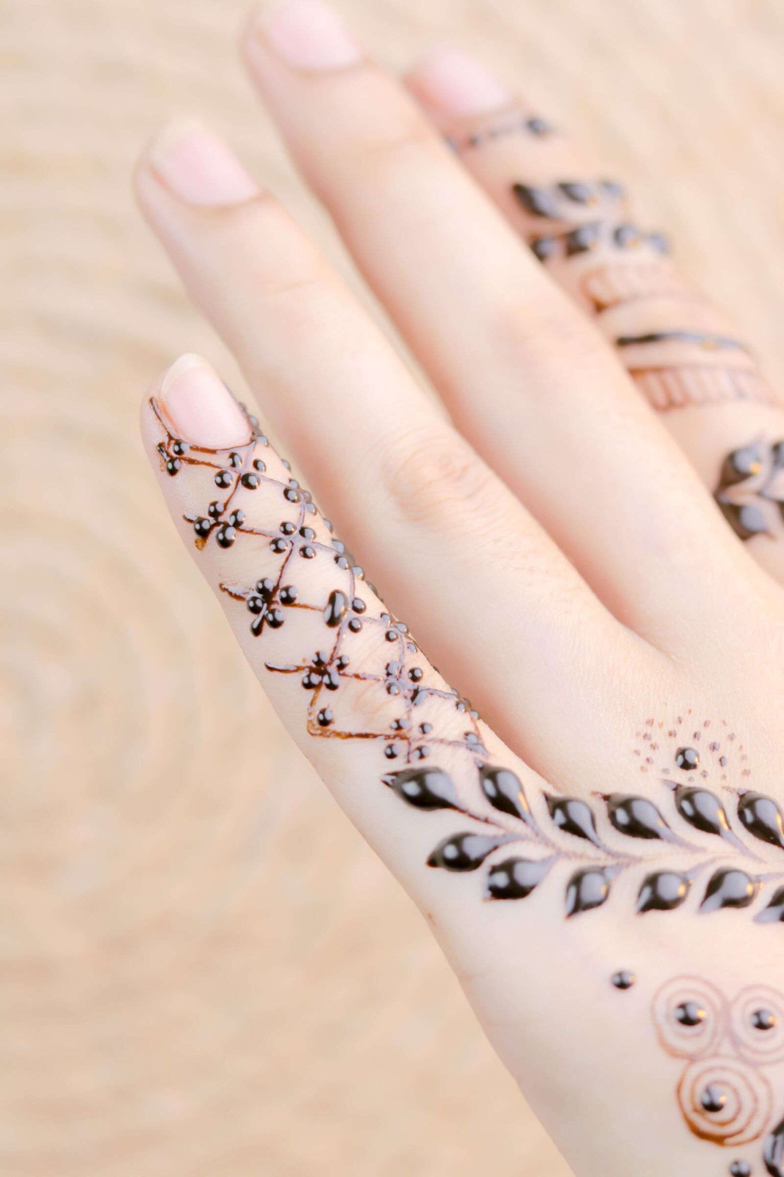 Canon EOS 80D + Canon EF 50mm F1.8 STM sample photo. Henna, hands, mehendi photography