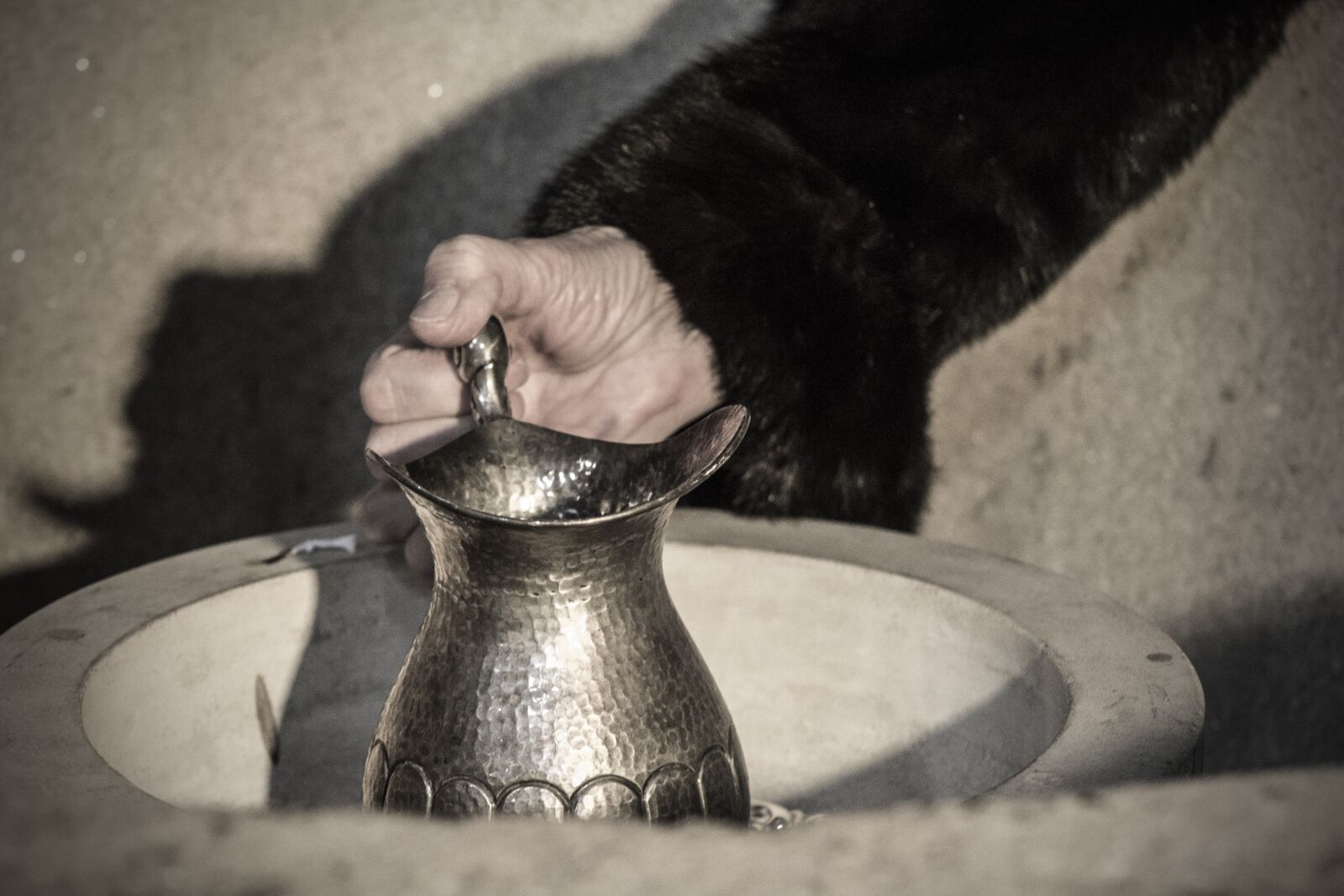 Canon EF 75-300mm f/4-5.6 sample photo. Silver tankard, woman's hand photography