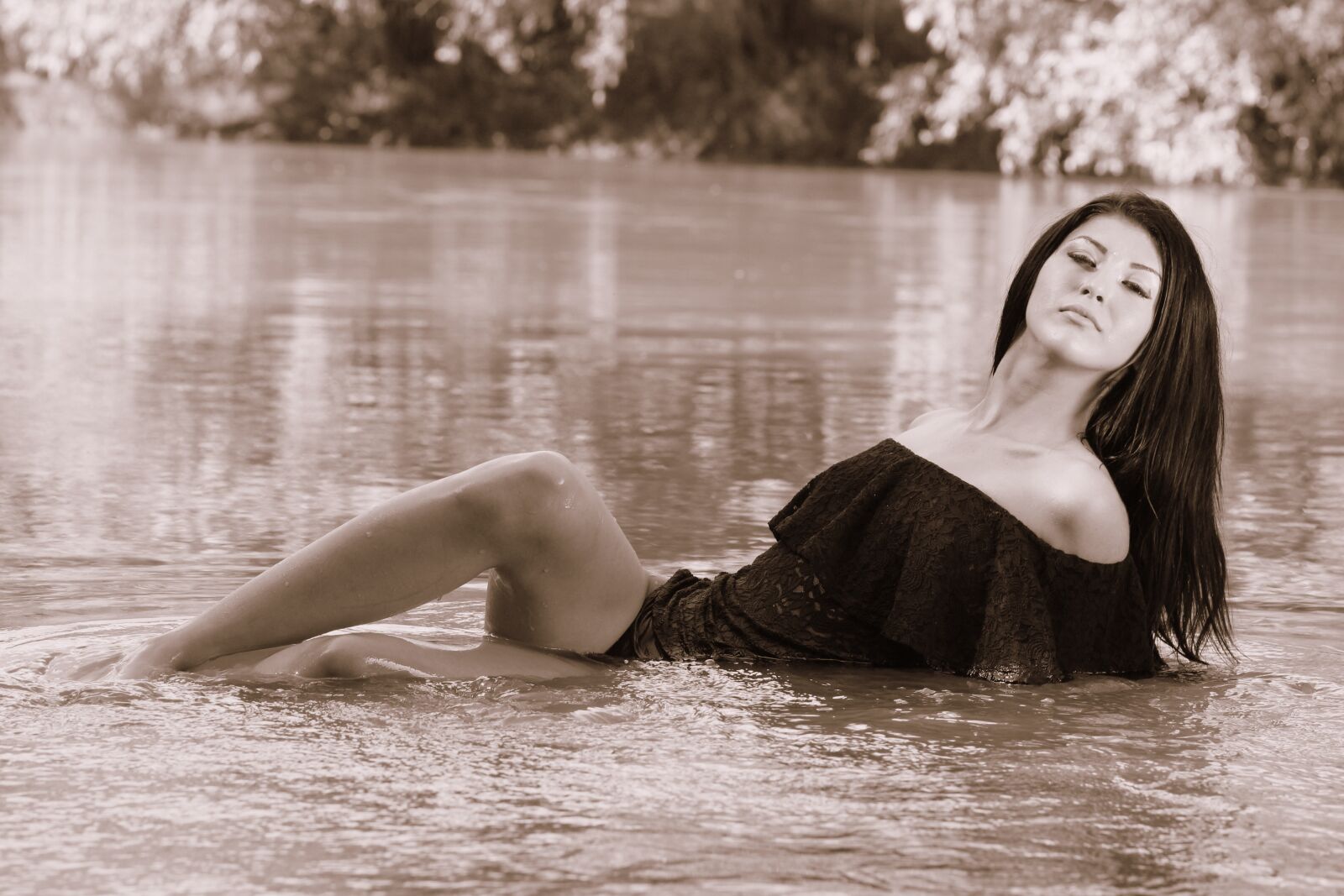 Canon EOS 700D (EOS Rebel T5i / EOS Kiss X7i) + Canon EF 85mm F1.8 USM sample photo. Girl, water, sensual photography
