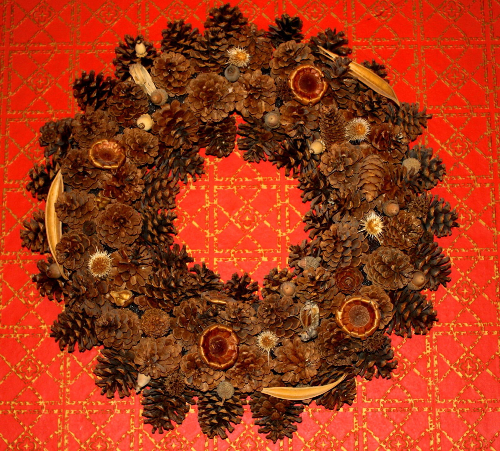 f/3.5-5.6 IS sample photo. Pine wreath, handmade, christmas photography