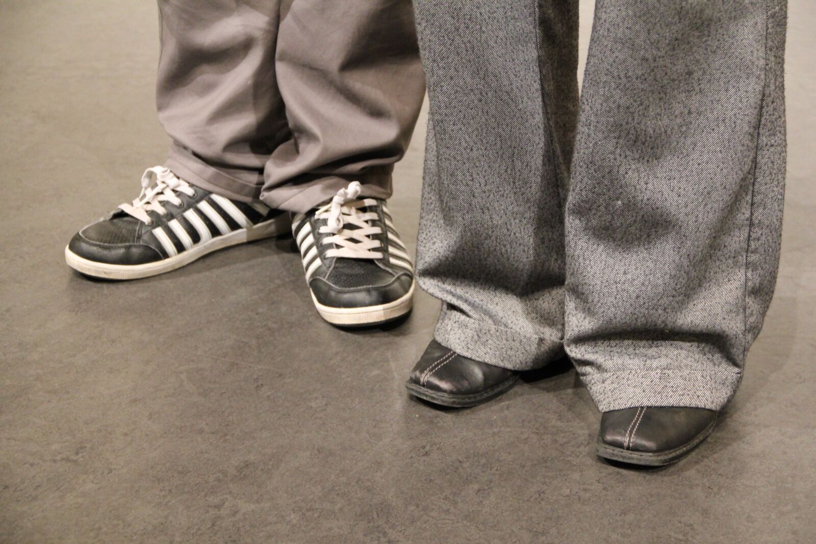 Canon EOS 550D (EOS Rebel T2i / EOS Kiss X4) sample photo. Shoes, feet, pants photography