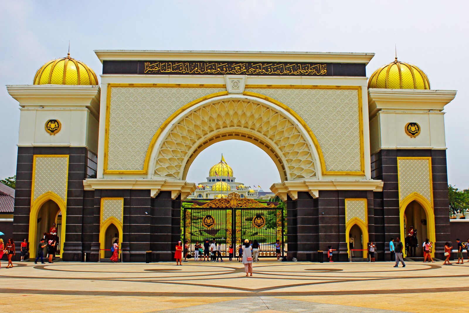 Canon EOS 600D (Rebel EOS T3i / EOS Kiss X5) sample photo. Palace, entrance, gate photography