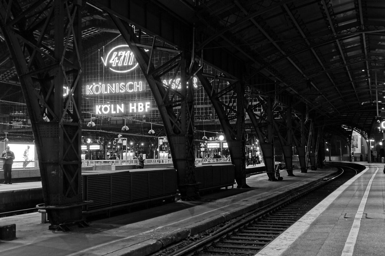 Sony DSC-RX100M5 sample photo. Central station, cologne, night photography
