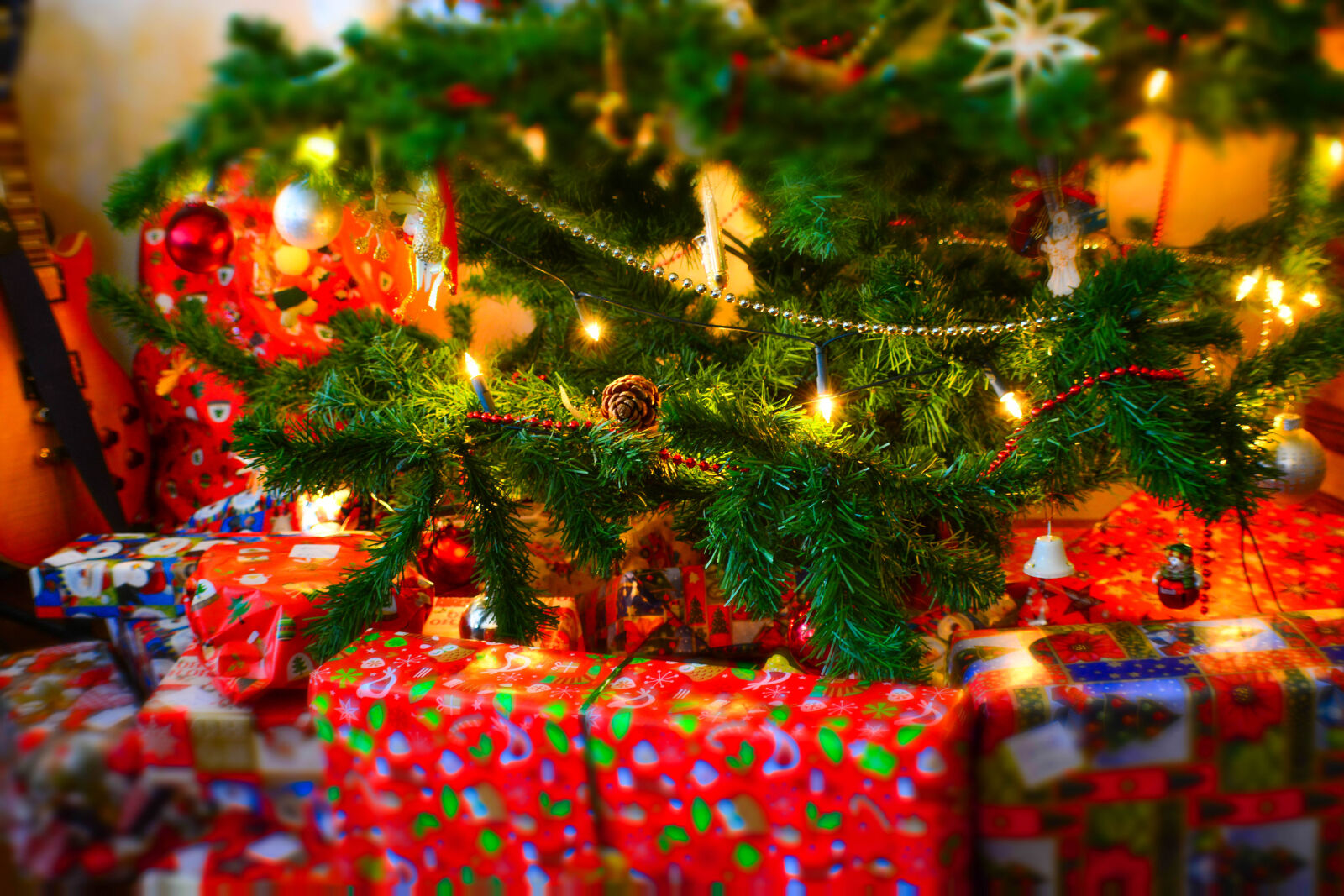 Nikon D5200 sample photo. Christmas, christmas, tree, gifts photography