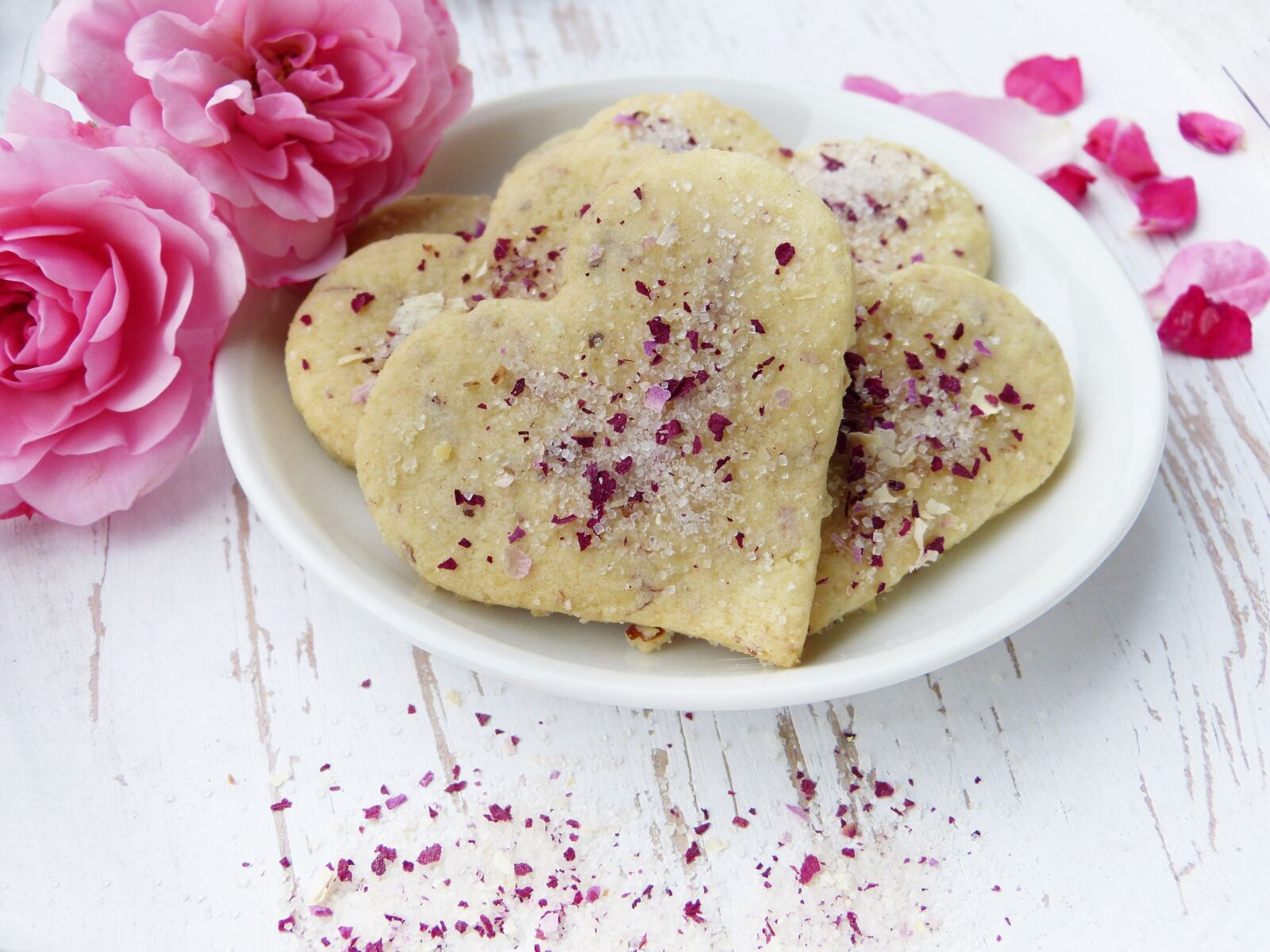 Panasonic Lumix DMC-FZ150 sample photo. Cookies, heart, pink photography