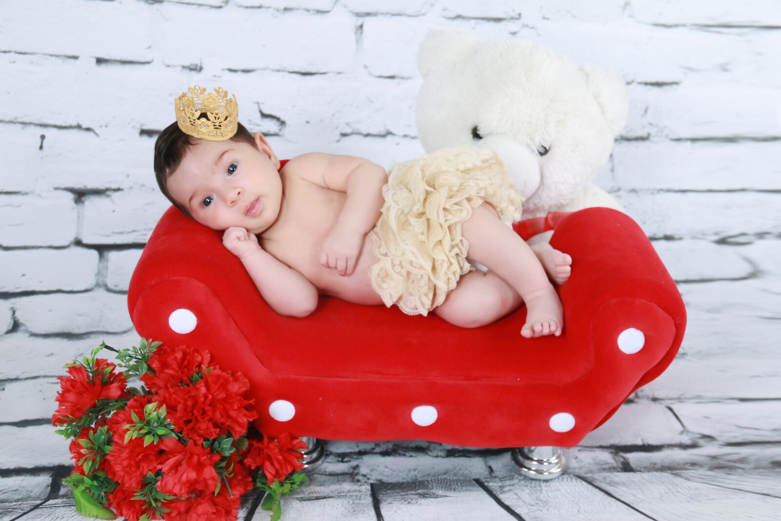 Canon EF-S 18-135mm F3.5-5.6 IS sample photo. Tenderness, couch, pose photography