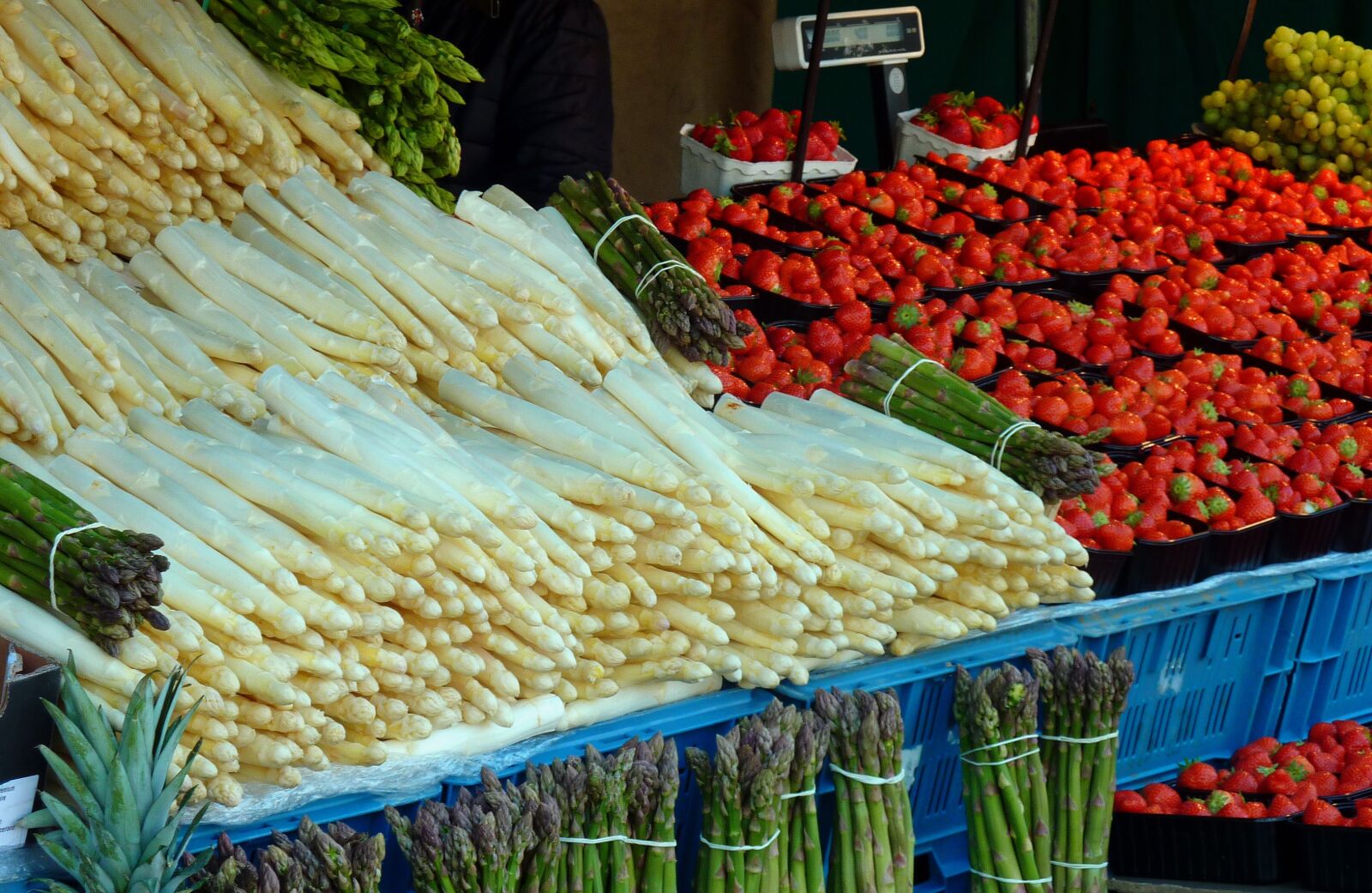 Panasonic DMC-TZ7 sample photo. Asparagus, strawberries, vegetarian photography