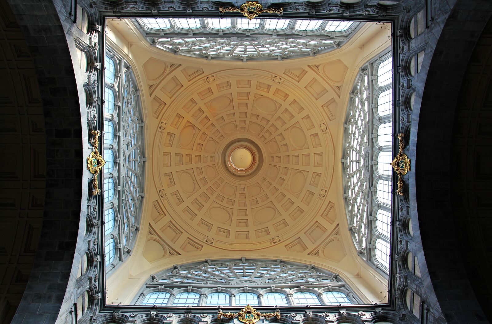 Canon EOS 550D (EOS Rebel T2i / EOS Kiss X4) sample photo. Architecture, vault, perspective photography