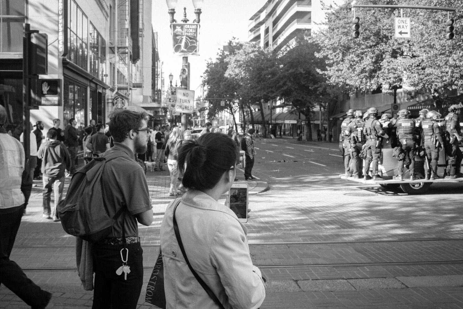 Canon EOS 700D (EOS Rebel T5i / EOS Kiss X7i) sample photo. Crowd, control, crowds, oregon photography