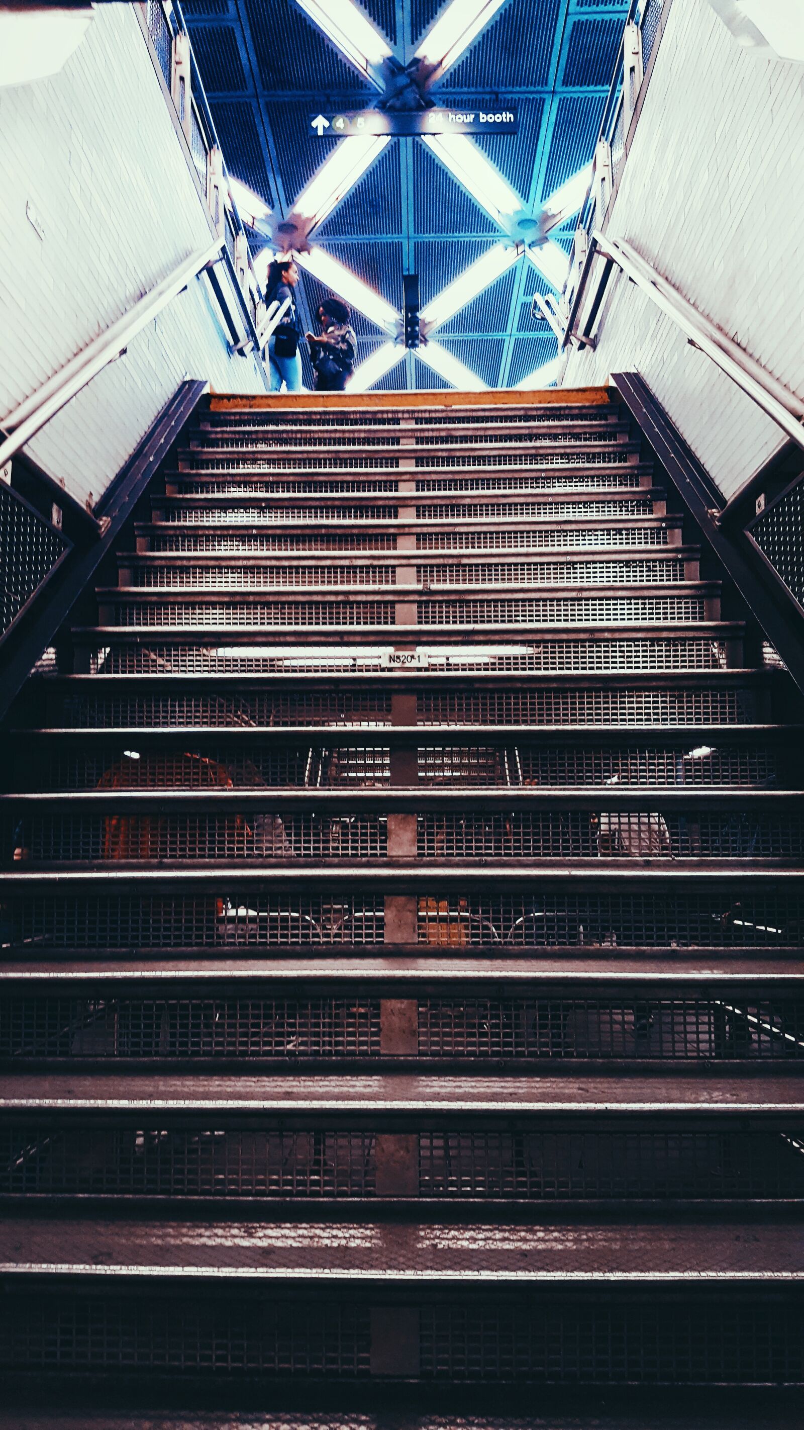 Samsung Galaxy Note5 sample photo. Bus, stop, color, downstairs photography