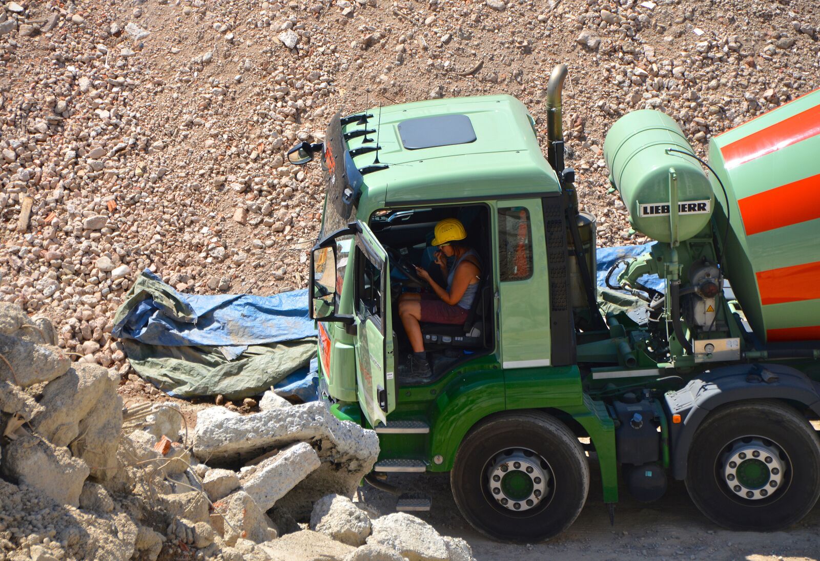 Nikon D3200 sample photo. Lunch break, vehicle, concrete photography