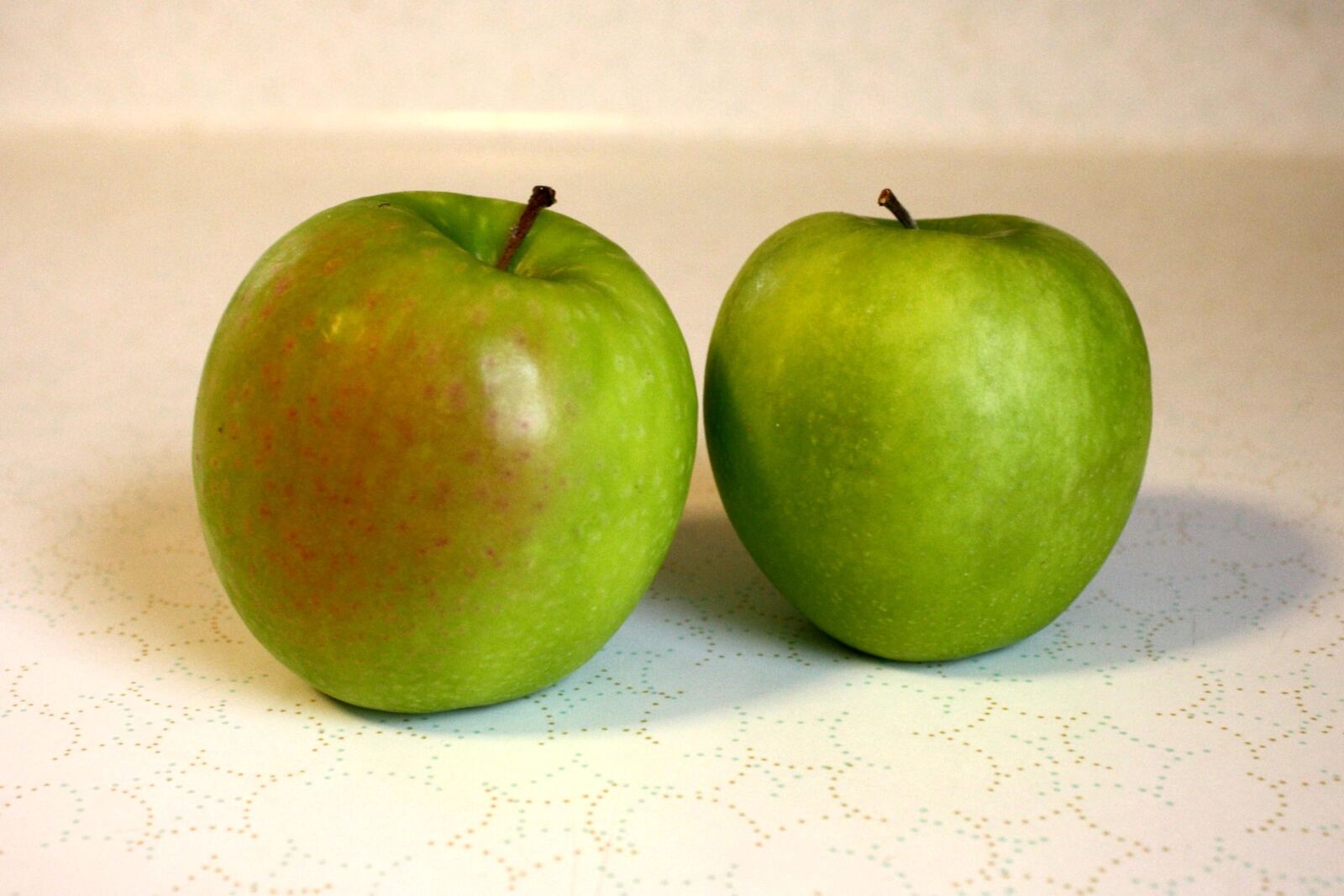 f/3.5-5.6 IS sample photo. Fresh fruit, granny smith photography