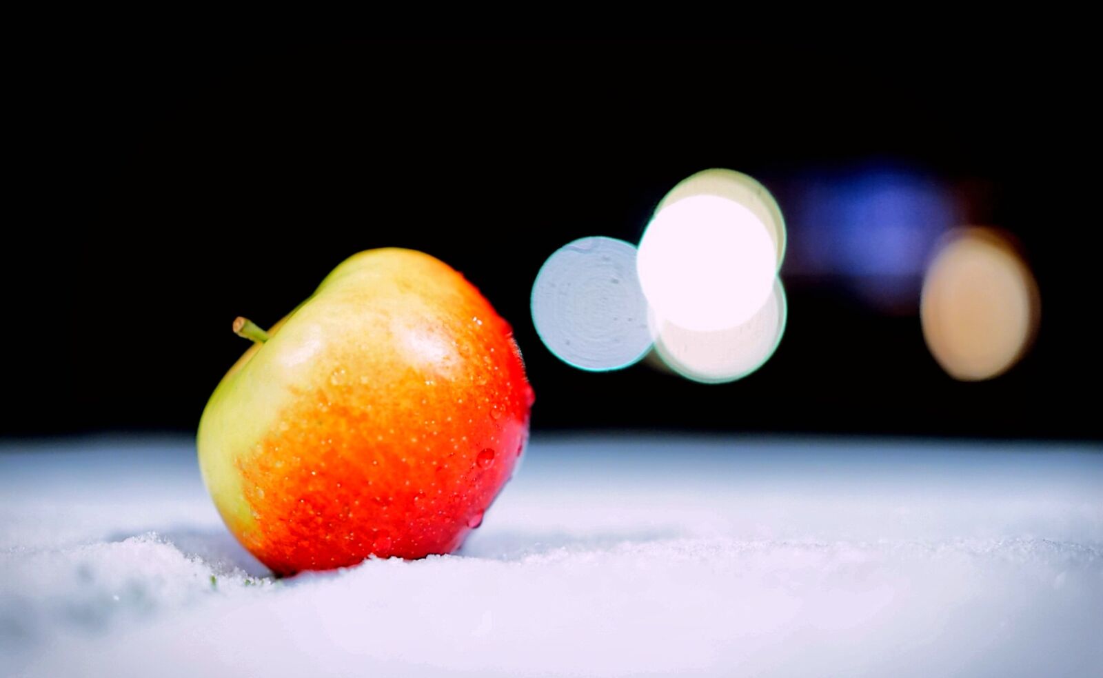 Sony a7 II + Sony Sonnar T* FE 55mm F1.8 ZA sample photo. Apple, bokeh, food, fruit photography