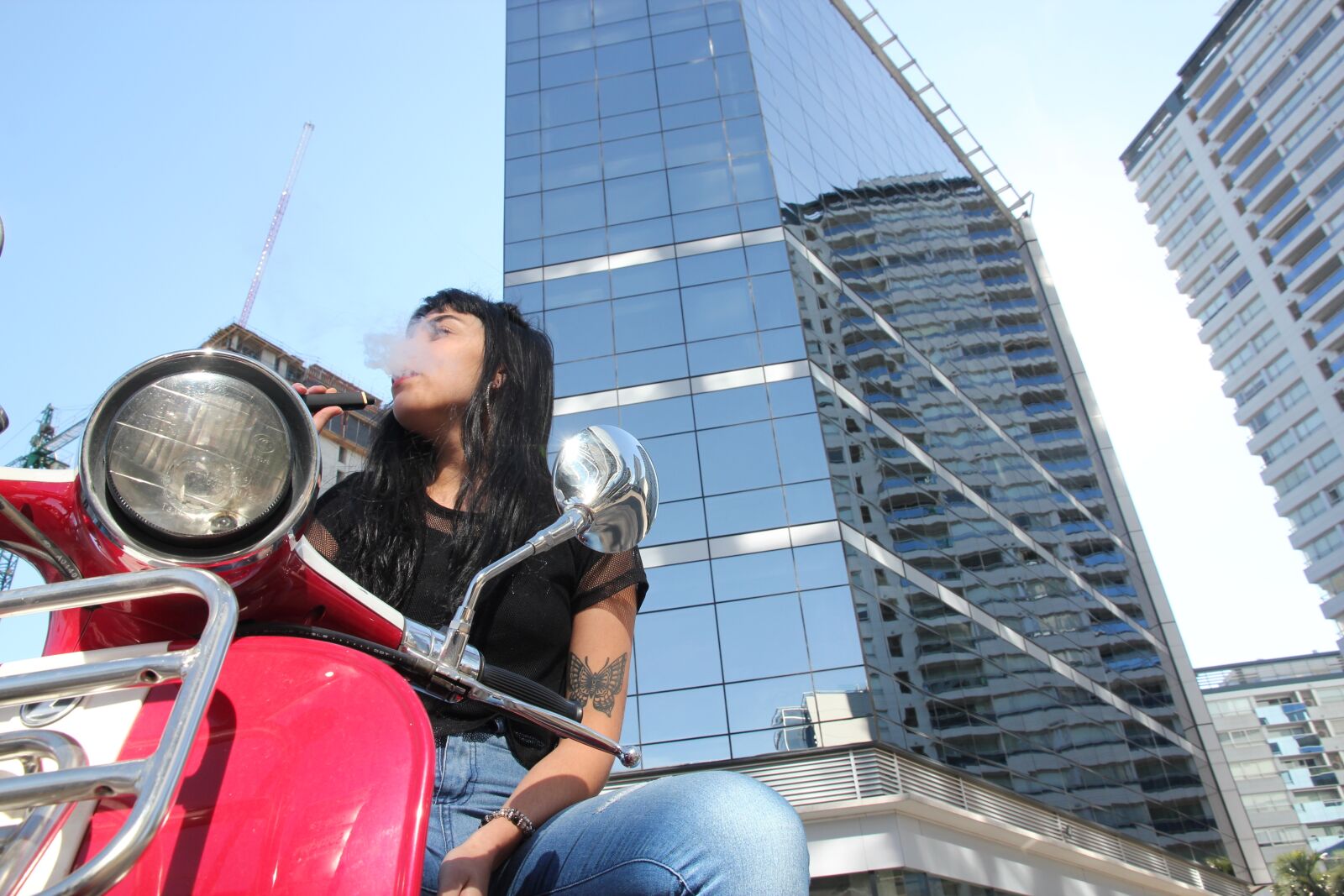 Canon EOS 550D (EOS Rebel T2i / EOS Kiss X4) sample photo. Girl, moto, building photography