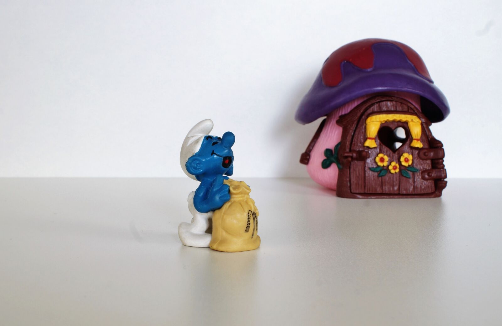 Sony DT 18-70mm F3.5-5.6 sample photo. Smurf, smurfs, figure photography