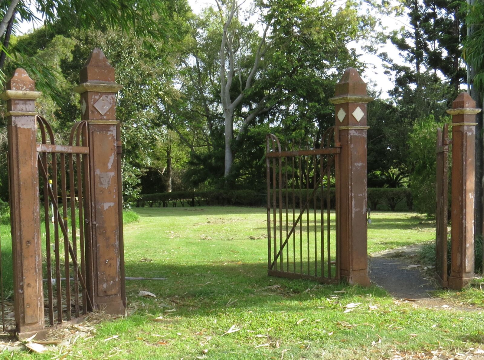 Canon PowerShot SX50 HS sample photo. Gate, gates, antique photography