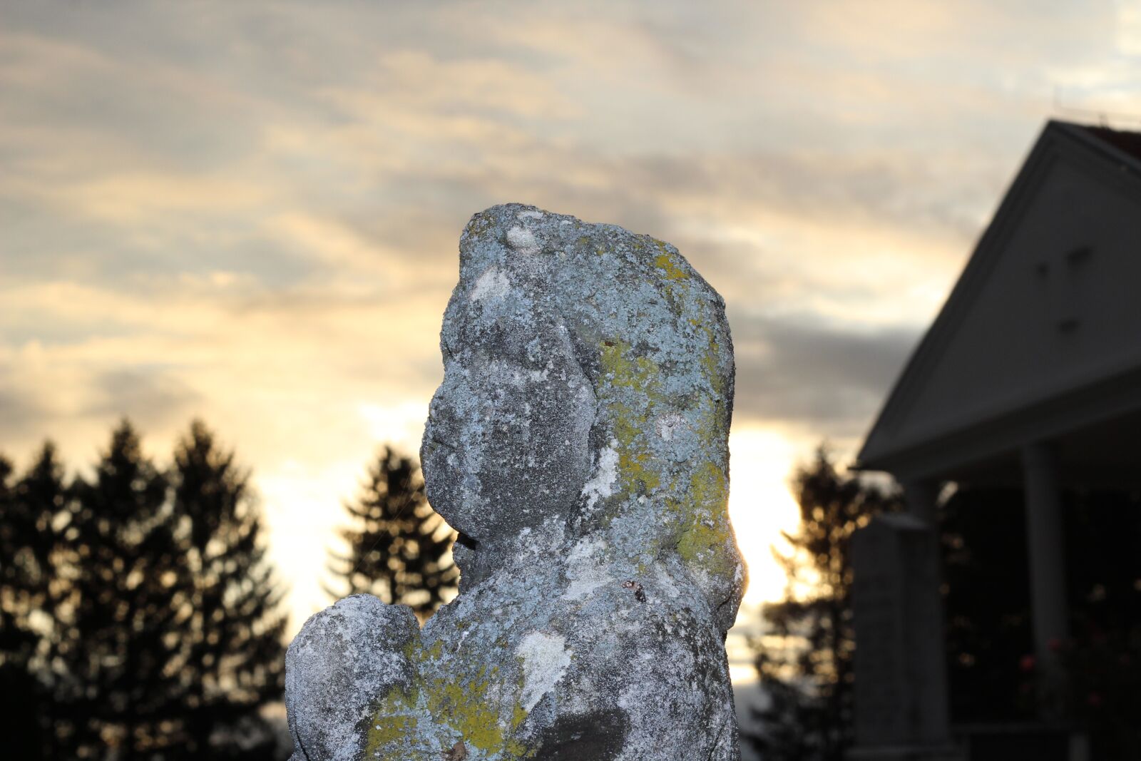 Canon EOS 600D (Rebel EOS T3i / EOS Kiss X5) + Canon EF 50mm F1.8 II sample photo. Stone child monument, cemetery photography