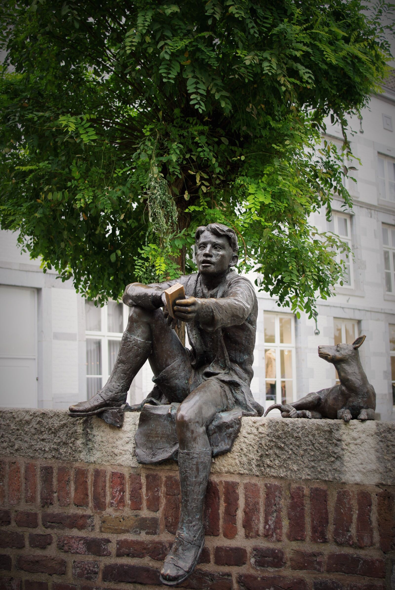 Pentax K-m (K2000) sample photo. Sculpture, bronze, bookworm photography