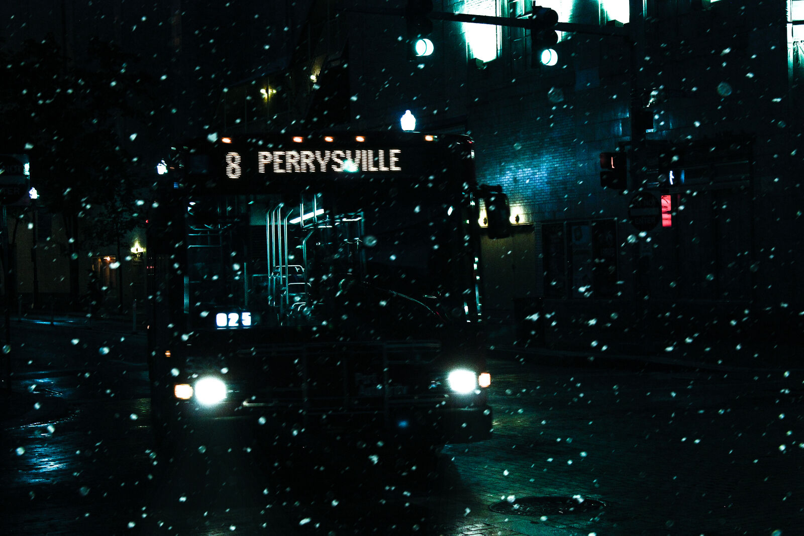 Canon EOS 600D (Rebel EOS T3i / EOS Kiss X5) sample photo. Bus, city, lights, moody photography