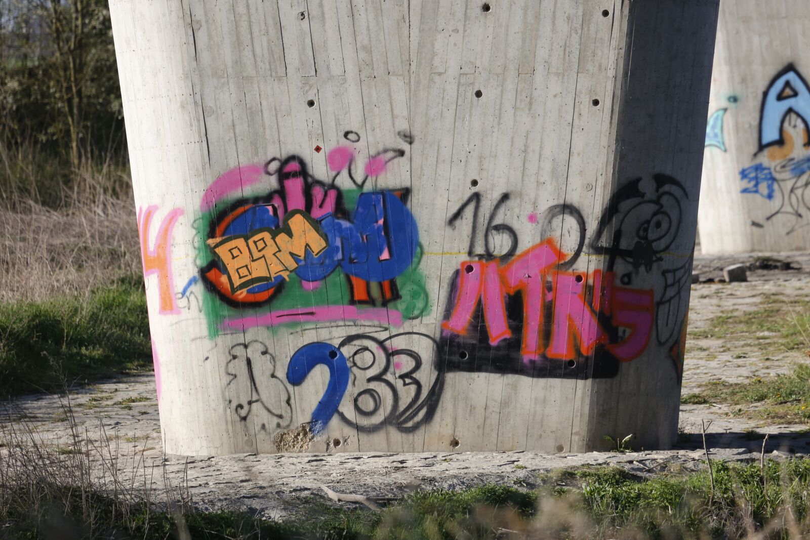 Canon EF 100-400mm F4.5-5.6L IS USM sample photo. Grafitti, wall, bridge photography